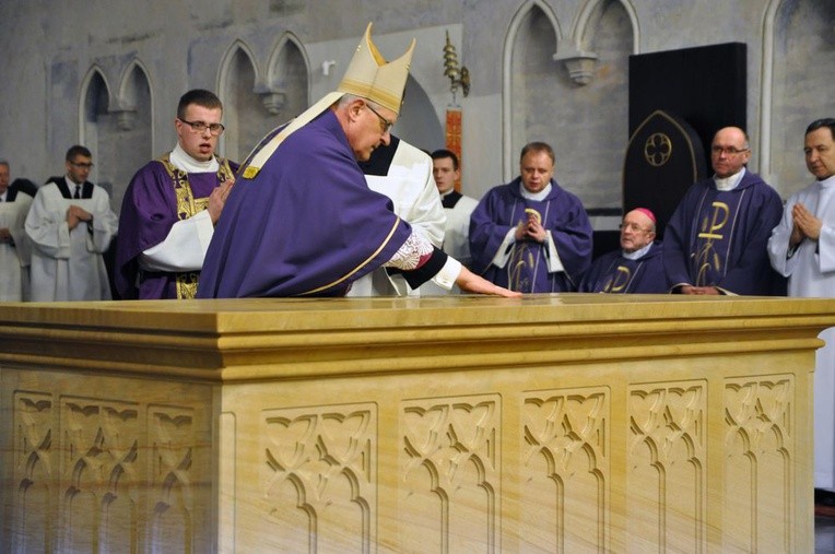 Poświęcenie ołtarza w katedrze