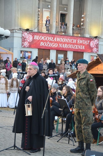 Świąteczne spotkanie na placu