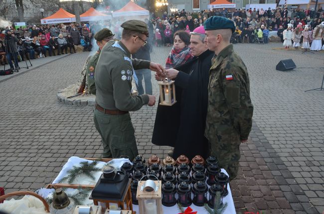 Świąteczne spotkanie na placu