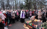 Modlitwa przy grobie ks. Gustkowicza