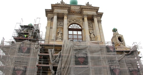 Relikwie św. Jukundusa na dachu świątyni