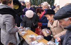 Chętnych na ciasto śdm-owe nie brakowało