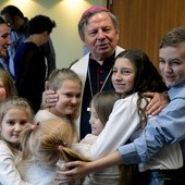 Podopieczni świetlicy Caritas dziękują bp. Henrykowi Tomasikowi za nową siedziebę