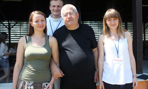 Magda i Agnieszka Kuźnik w czasie tegorocznych "Lednickich wakacji" z o. Janem Górą