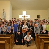 Uczestnicy rekolekcji w kaplicy ośrodka rekolekcyjnego