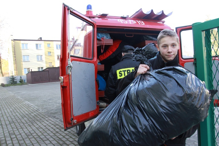 Strażacy z Piekiełka bezdomnym