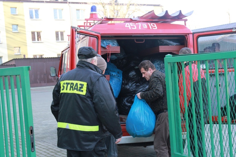 Strażacy z Piekiełka bezdomnym