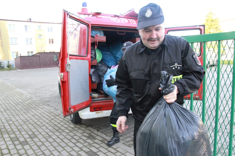 Strażacy z Piekiełka bezdomnym