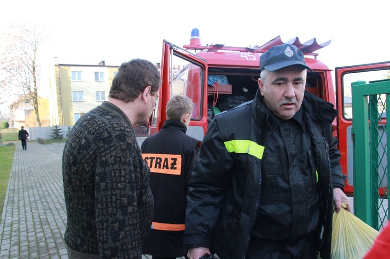 Strażacy z Piekiełka bezdomnym