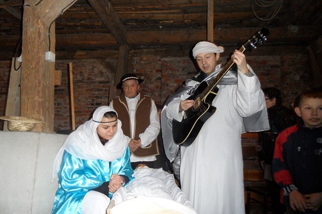 Żywa szopka, ognisko i gorący barszcz