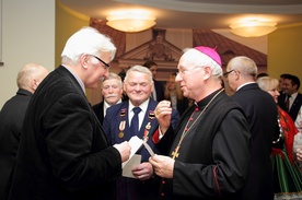 Bp Andrzej F. Dziuba i Witold Waszczykowski dzielą się opłatkiem