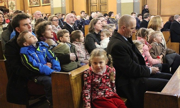 Rodzice ze swoimi młodszymi i starszymi dziećmi wypełnili bielską katedrę w Niedzielę Świętej Rodziny