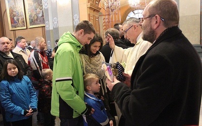 Każda rodzina otrzymała pachąncy lawendowy woreczek ze... Słowem Bożym