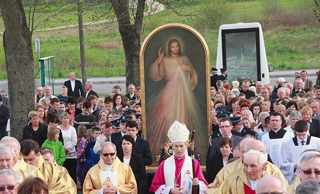  Przez pół roku tysiące ludzi, cała diecezja, szło za Jezusem Miłosiernym 