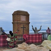 Entebbe, Ziwa Nyanza, czyli Jezioro Wiktorii. Pierwsi misjonarze, Ojcowie Biali, przypłynęli tu od strony Tanganiki.  Dziś to wydarzenie upamiętnia pomnik nad brzegiem jeziora