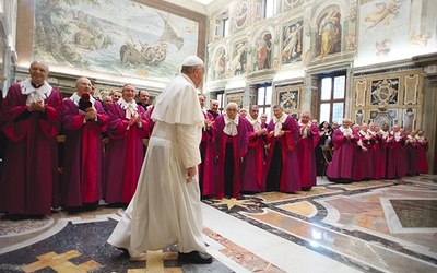 Papież Franciszek podczas spotkania z trybunałem  Roty Rzymskiej 