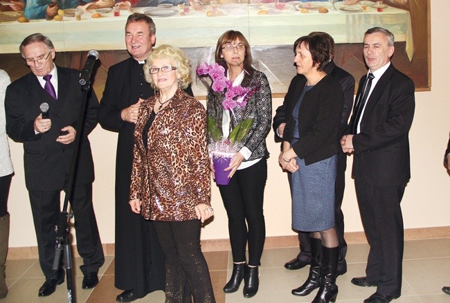 Życzenia biskupowi składa ks. Marek Dziewiecki z wolontariuszami  telefonu zaufania