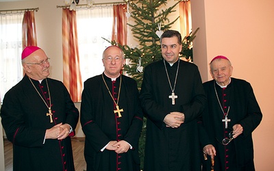  Biskup nominat Wojciech Osial w otoczeniu biskupów łowickich 