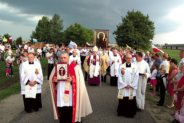 Kolce, róże i Maryja