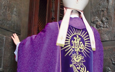 Abp Józef Górzyński otworzył Bramę Miłosierdzia w konkatedrze św. Jakuba w Olsztynie, inaugurując w archidiecezji Rok Miłosierdzia