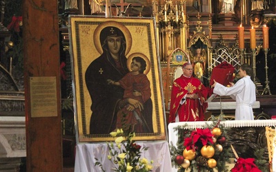 Powitanie krzyża i ikony ŚDM w gliwickiej katedrze
