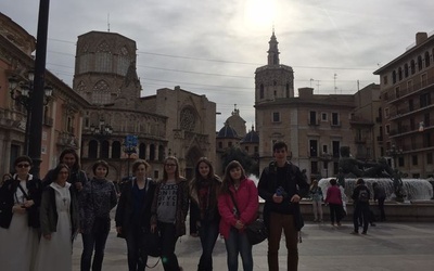 Grupa młodych w Walencji 
