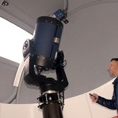 Sercem astrobazy jest kopuła z otwieranym dachem i wysokiej klasy teleskopem