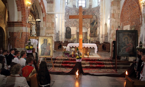 Symbole ŚDM w romańskiej archikolegiacie w Tumie