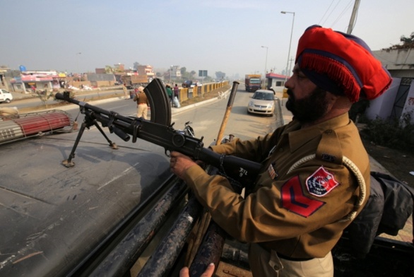 Islamiści z Pakistanu zaatakowali indyjską bazę lotniczą 