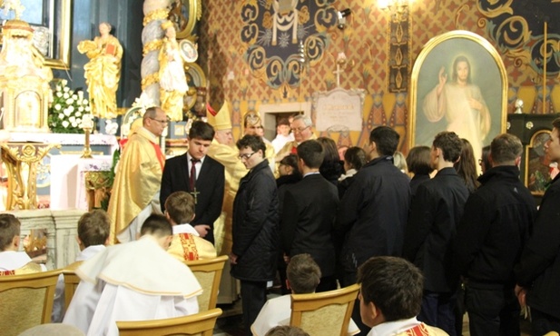 Bp Piotr Greger udzielił sakramentu bierzmowania grupie młodzieży