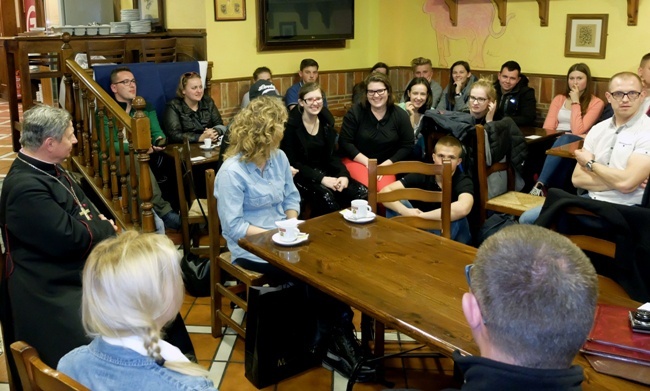 Spotkanie przy kawie i herbacie. Bp Henryk Tomasik rozmawia z diecezjanami, którzy przyjechali na spotkanie Taizé