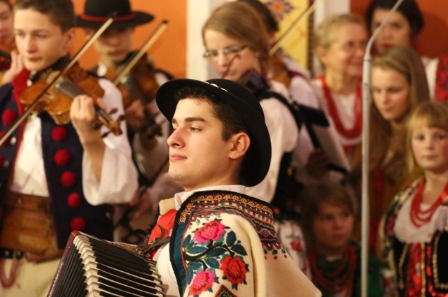 Góralska kolęda w kościele w Straconce