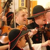 Na początku kolędowania na trombicie zagrał Paweł Golec