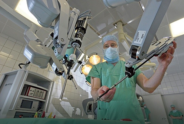 Robot chirurgiczny da Vinci to jeden z przykładów nowoczesnych urządzeń wspomagających pracę lekarzy