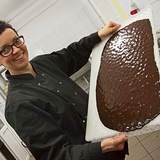 Pani Anna prezentuje gotową czekoladę, wylaną na plastikowy blat