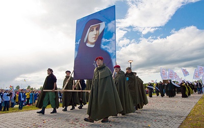 Procesja z relikwiami św. siostry Faustyny na Lednicy w 2012 r.