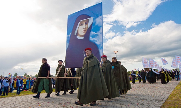 Procesja z relikwiami św. siostry Faustyny na Lednicy w 2012 r.