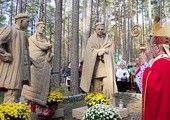  W październiku, w czasie uroczystości upamiętniających ofiary zbrodni piaśnickiej, abp Sławoj Leszek Głódź poświęcił symboliczne figury więźniów zmuszanych do zacierania śladów hitlerowskiego zbrodni poprzez  palenie zwłok ofiar