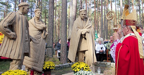  W październiku, w czasie uroczystości upamiętniających ofiary zbrodni piaśnickiej, abp Sławoj Leszek Głódź poświęcił symboliczne figury więźniów zmuszanych do zacierania śladów hitlerowskiego zbrodni poprzez  palenie zwłok ofiar