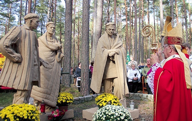  W październiku, w czasie uroczystości upamiętniających ofiary zbrodni piaśnickiej, abp Sławoj Leszek Głódź poświęcił symboliczne figury więźniów zmuszanych do zacierania śladów hitlerowskiego zbrodni poprzez  palenie zwłok ofiar
