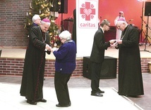 Biskupi tradycyjnie towarzyszyli zebranym w modlitwie i łamaniu się opłatkiem