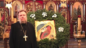 O. Grzegorz Cebulski obok ikony Narodzenia Pańskiego