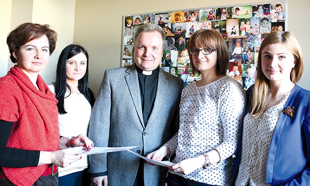   Ksiądz Robert Kowalski, dyrektor Caritas Diecezji Radomskiej, z pracownicami ośrodka: (od lewej) Elżbietą Stolarczyk, Katarzyną Fituch, Weroniką Grzegorczyk i Anną Matuszewską