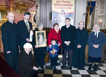  Lektura przyniesie wiele duchowych korzyści. Są o tym przekonani duszpasterze (od lewej) ks. Piotr Giemza (obok niego Rafał Goworek) i ks. Tomasz Jurzyński 