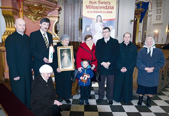  Lektura przyniesie wiele duchowych korzyści. Są o tym przekonani duszpasterze (od lewej) ks. Piotr Giemza (obok niego Rafał Goworek) i ks. Tomasz Jurzyński 