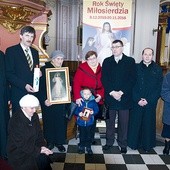  Lektura przyniesie wiele duchowych korzyści. Są o tym przekonani duszpasterze (od lewej) ks. Piotr Giemza (obok niego Rafał Goworek) i ks. Tomasz Jurzyński 