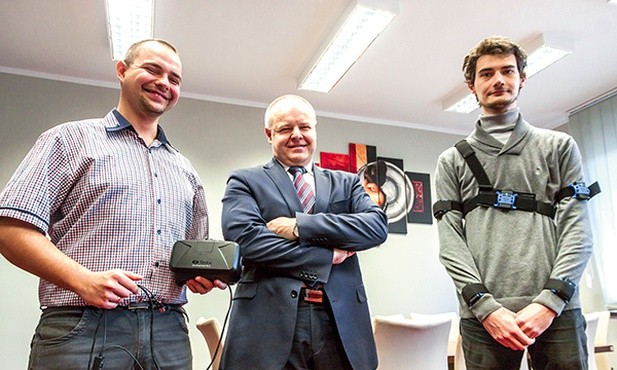 Piotr Wodarski i Andrzej Bieniek z prof. Markiem Gzikiem, dziekanem Wydziału Inżynierii Biomedycznej, prekursorem badań na Politechnice Śląskiej z wykorzystaniem wirtualnej rzeczywistości 
