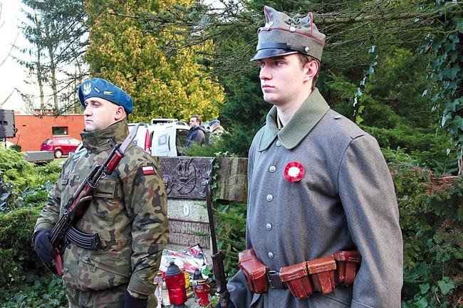 Wartę przy koszalińskim pomniku prócz żołnierzy Wojska Polskiego pełnili także pasjonaci historii z grupy Gryf