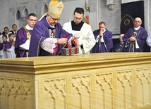 Bp Edward Dajczak złożył pod mensą nowego katedralnego ołtarza relikwie św. Wojciecha i św. Maksymiliana, patronów diecezji