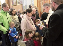 Księża modlili się nad każdą rodziną, która chciała otrzymać specjalne błogosławieństwo